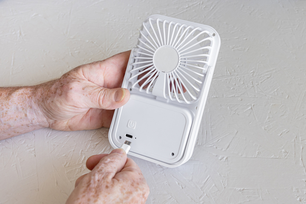 Aervina wiederaufladbarer Tischventilator aus RCS rec. ABS